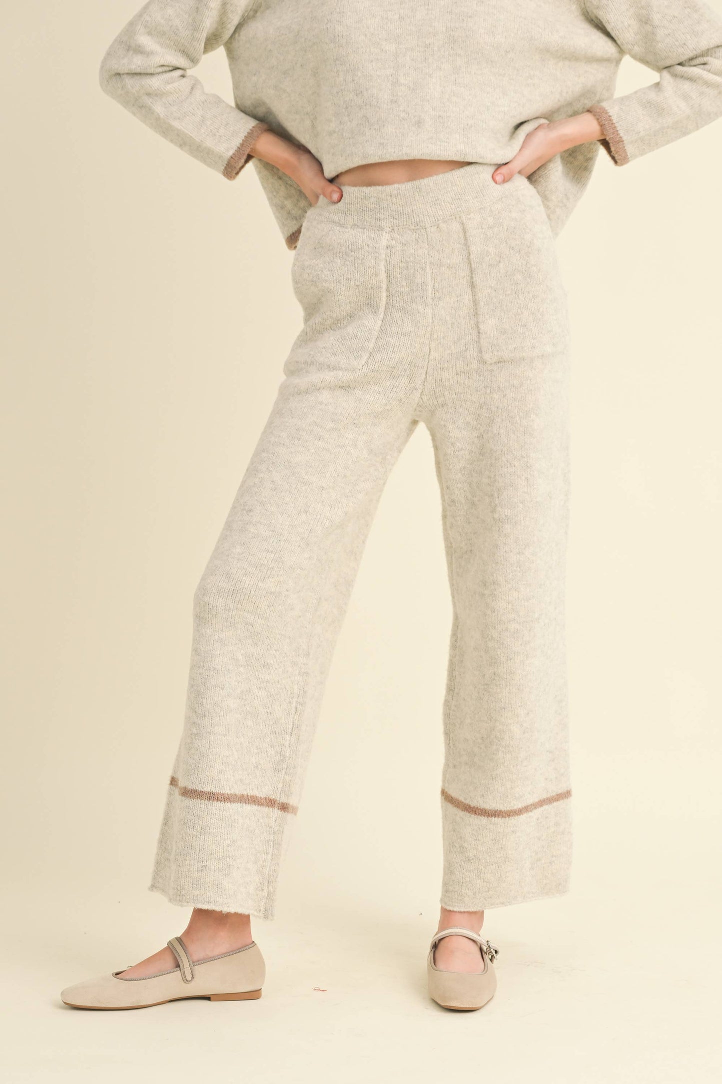 COLOR CONTRASTED DETAIL KNITTED PANTS