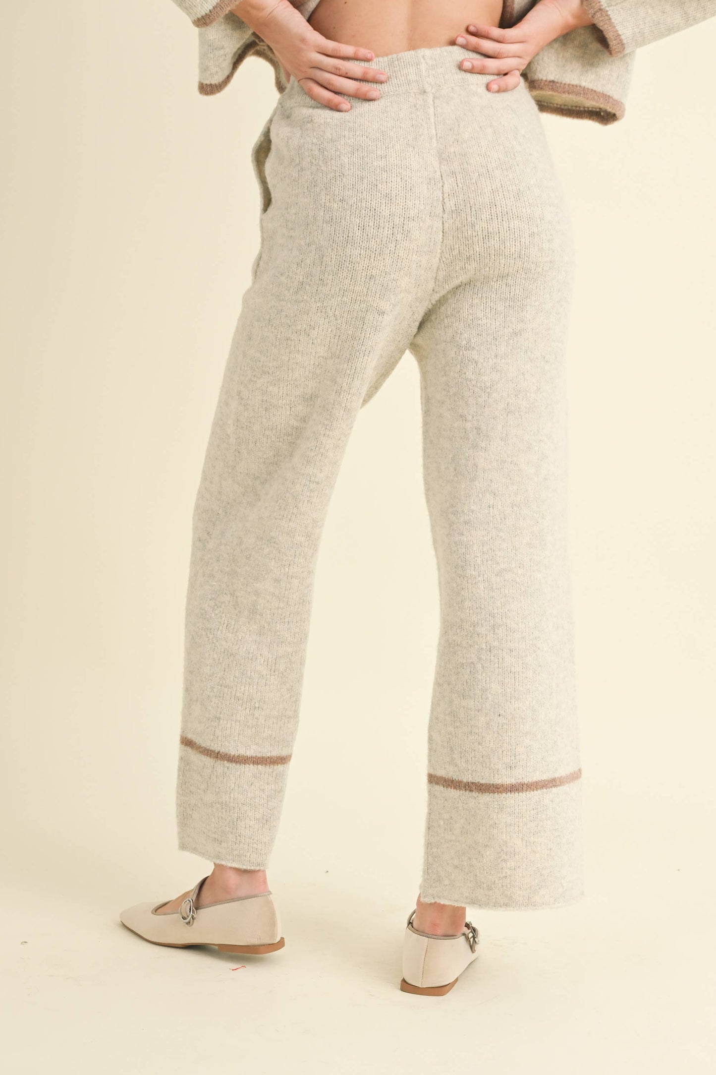 COLOR CONTRASTED DETAIL KNITTED PANTS