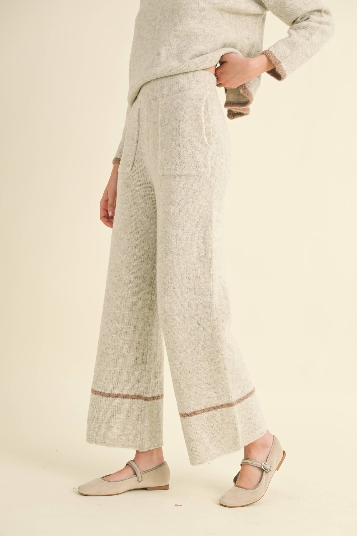 COLOR CONTRASTED DETAIL KNITTED PANTS